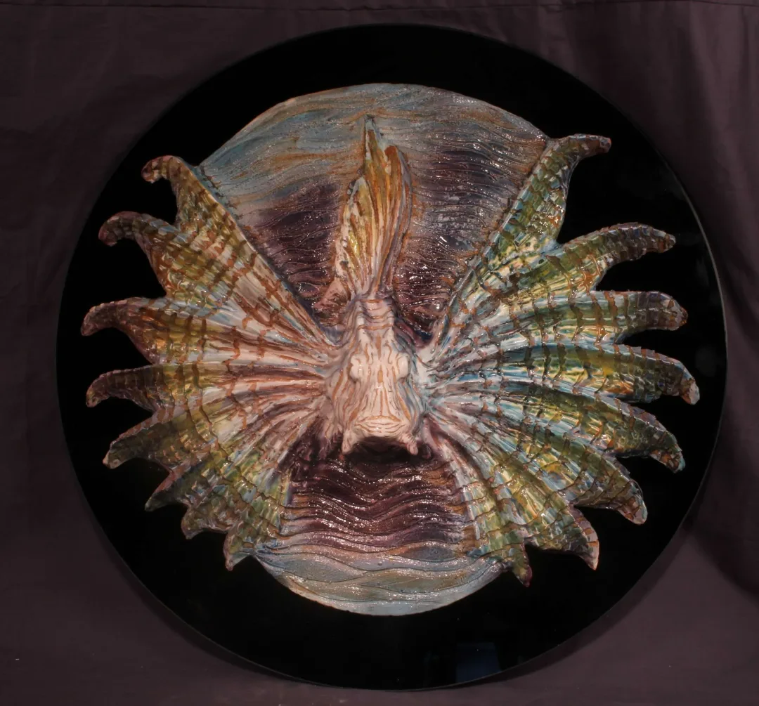"Derinlerdeki Bakış" eseri ORÇUN İLTER tarafından 60x60 cm ölçülerinde Seramik pano Elle Şekillendirme 1140°C tekniği ile yapılmıştır.