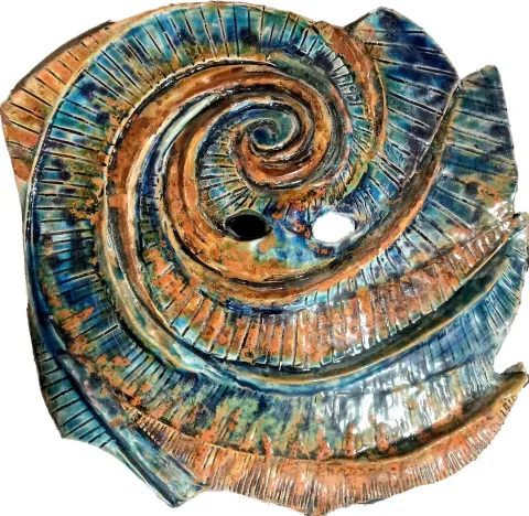 "Mistik" eseri ORÇUN İLTER tarafından 50x50 cm ölçülerinde Seramik elle şekillendirme 1100°C tekniği ile yapılmıştır.