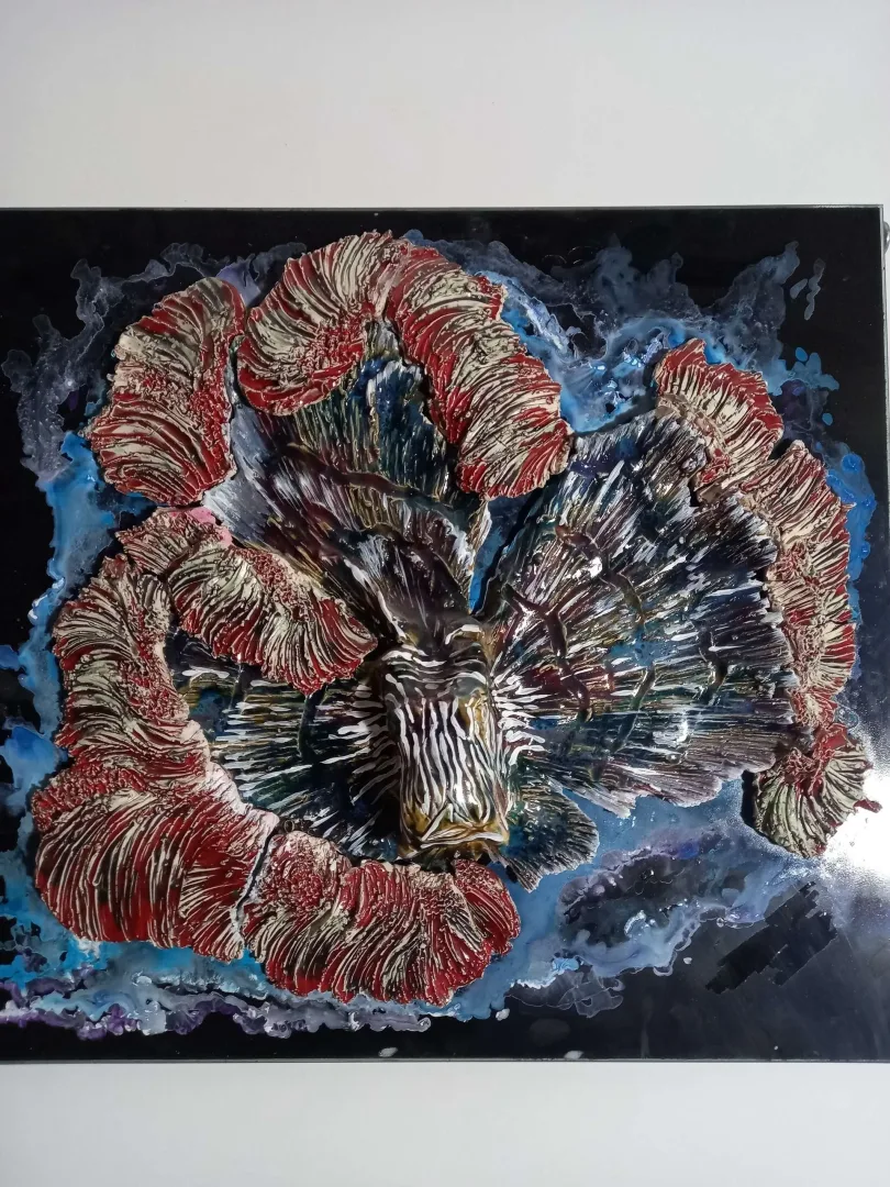 yakınlaştır "Renklerin Dansı" eseri ORÇUN İLTER tarafından 34x38 cm ölçülerinde Seramik elle şekillendirme 1200°C tekniği ile yapılmıştır.