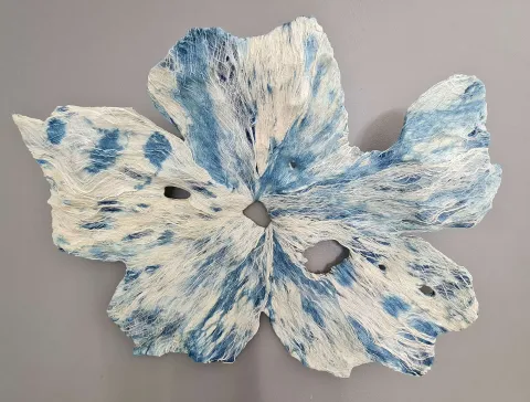 "Dack-flower" eseri TAE MO YANG tarafından 2021 yılında 91x68 cm ölçülerinde kağıt (dut) tekniği ile yapılmıştır.
