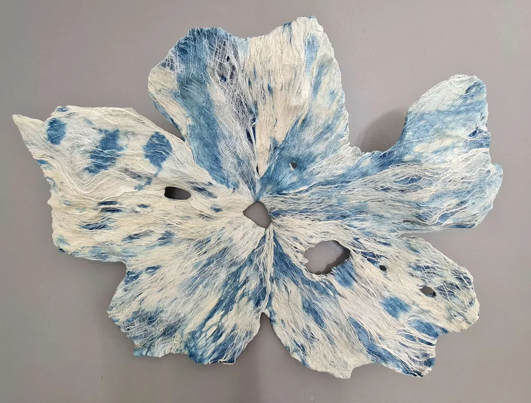 yakınlaştır "Dack-flower" eseri TAE MO YANG tarafından 2021 yılında 91x68 cm ölçülerinde kağıt (dut) tekniği ile yapılmıştır.