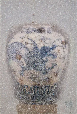TAE MO YANG — “Light-blue porcelain vase”, 2021 "Light-blue porcelain vase" eseri TAE MO YANG tarafından 2021 yılında 73x50 cm ölçülerinde Tuval üzeri akrilik ve taş tekniği ile yapılmıştır.