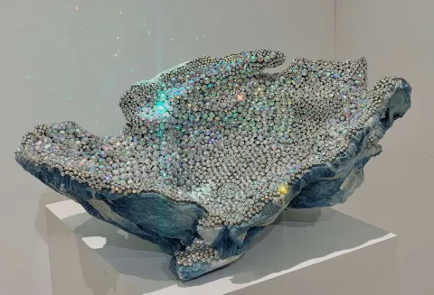 TAE MO YANG — “Light-sky bowl”, 2019 "Light-sky bowl" eseri TAE MO YANG tarafından 2019 yılında 77x50x32 cm ölçülerinde kağıt (dut) ve taş tekniği ile yapılmıştır.