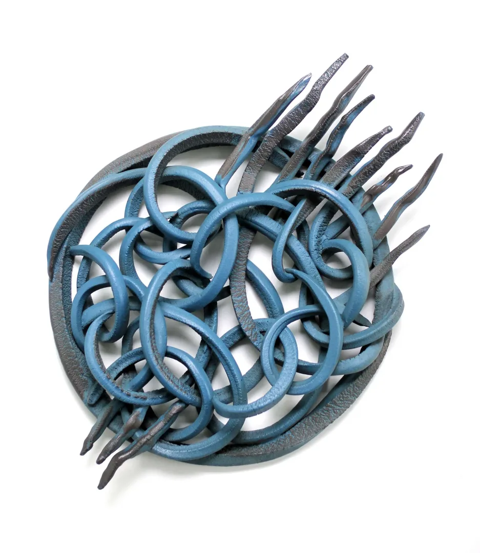 yakınlaştır "Temas" eseri GÜLİZ KORKMAZ tarafından 2021 yılında 46x33x8 cm ölçülerinde Serbest elle şekillendirme stoneware 1200°C tekniği ile yapılmıştır.