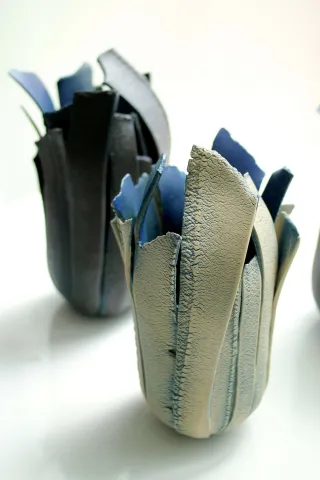 GÜLİZ KORKMAZ — “Uzak”, 2021 "Uzak" eseri GÜLİZ KORKMAZ tarafından 2021 yılında 30x14x14 cm ölçülerinde Serbest elle şekillendirme stoneware 1200°C tekniği ile yapılmıştır.
