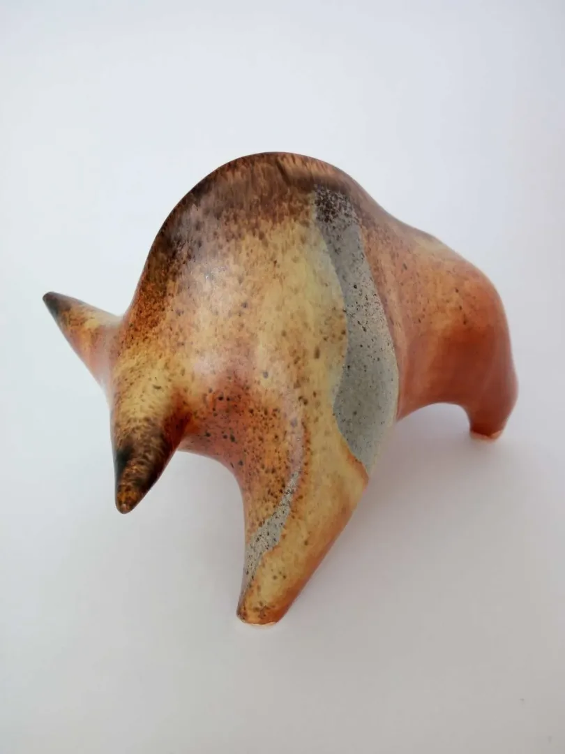 AYŞE ERGÜNER — 2021 Bu eser AYŞE ERGÜNER tarafından 2021 yılında 18x11x11 cm ölçülerinde beyaz çamur, 1060° C, sırlı pişirim tekniği ile yapılmıştır.