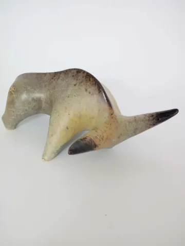 Bu eser AYŞE ERGÜNER tarafından 2021 yılında 19x12x9 cm ölçülerinde beyaz çamur, 1060° C, sırlı pişirim tekniği ile yapılmıştır.