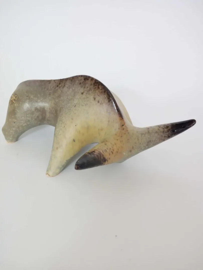 AYŞE ERGÜNER — 2021 Bu eser AYŞE ERGÜNER tarafından 2021 yılında 19x12x9 cm ölçülerinde beyaz çamur, 1060° C, sırlı pişirim tekniği ile yapılmıştır.