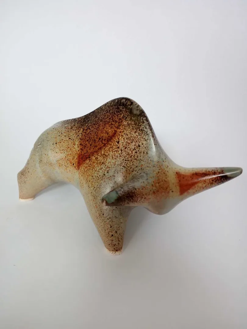 AYŞE ERGÜNER — 2021 Bu eser AYŞE ERGÜNER tarafından 2021 yılında 19x12x11 cm ölçülerinde beyaz çamur, 1060° C, sırlı pişirim tekniği ile yapılmıştır.