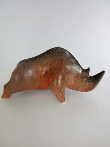 Bu eser AYŞE ERGÜNER tarafından 2021 yılında 20x10x10 cm ölçülerinde beyaz çamur, 1060° C, sırlı pişirim tekniği ile yapılmıştır.