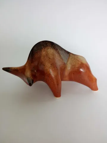 Bu eser AYŞE ERGÜNER tarafından 2021 yılında 20x11x11 cm ölçülerinde beyaz çamur, 1060° C, sırlı pişirim tekniği ile yapılmıştır.