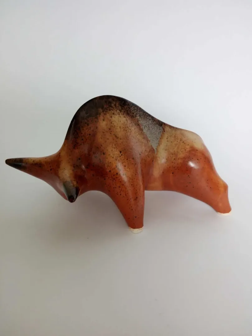 AYŞE ERGÜNER — 2021 Bu eser AYŞE ERGÜNER tarafından 2021 yılında 20x11x11 cm ölçülerinde beyaz çamur, 1060° C, sırlı pişirim tekniği ile yapılmıştır.