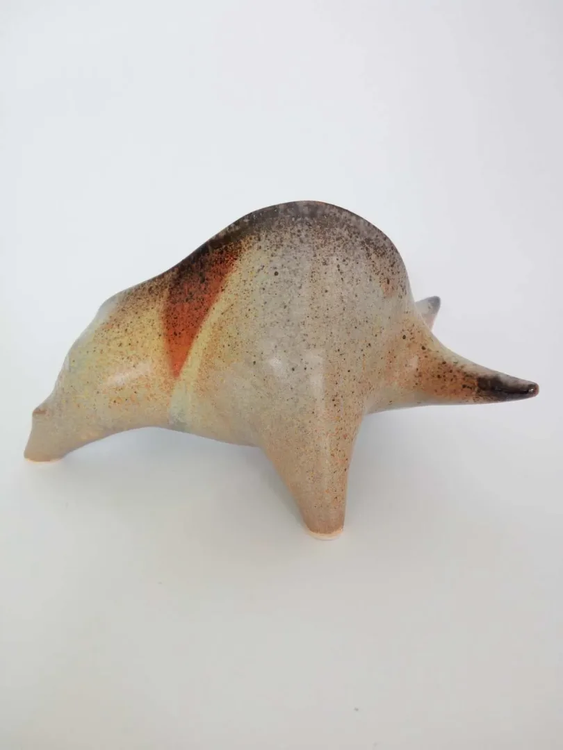 AYŞE ERGÜNER — 2021 Bu eser AYŞE ERGÜNER tarafından 2021 yılında 20x12x11 cm ölçülerinde beyaz çamur, 1060° C, sırlı pişirim tekniği ile yapılmıştır.