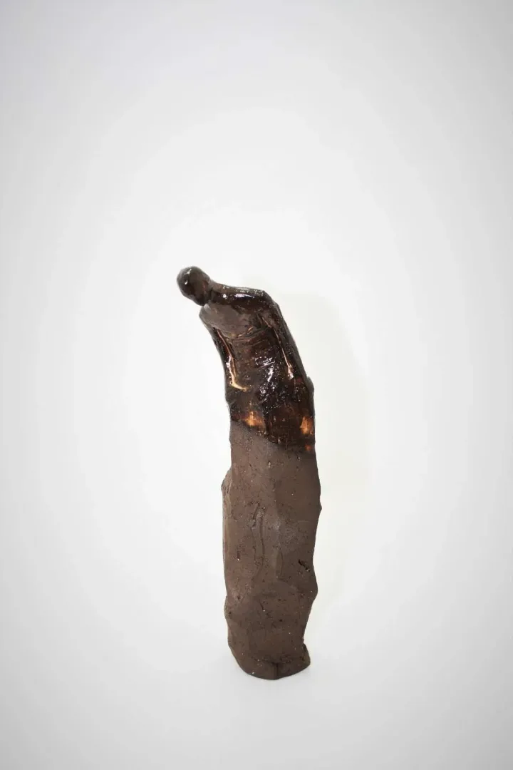 yakınlaştır "Hayalsiz Çocuk" eseri FATİH KOYUNCU tarafından 2021 yılında 23x7x5 cm ölçülerinde Seramik, 1050° C tekniği ile yapılmıştır.