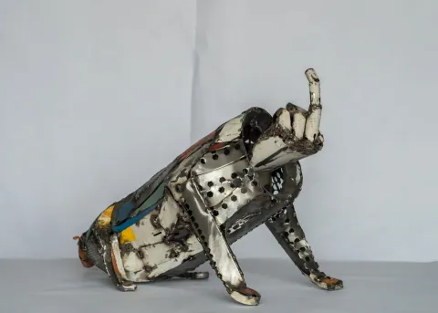 "İktidar" eseri ASAF ERDEMLİ tarafından 62x40x30 cm ölçülerinde Metal, Teknik Kaynak tekniği ile yapılmıştır.