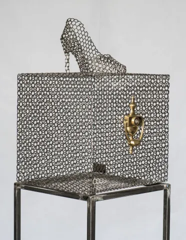 "No 5" eseri ASAF ERDEMLİ tarafından 57x30x30 cm ölçülerinde Metal, Teknik Kaynak tekniği ile yapılmıştır.