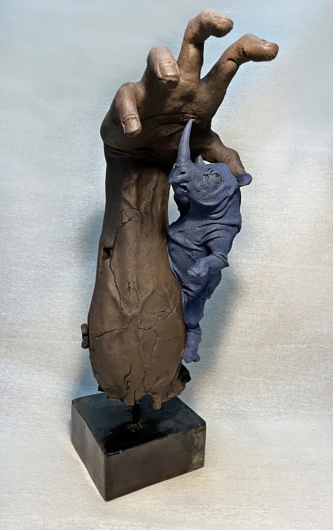 yakınlaştır "Mavi Gergedan" eseri BUĞRA ÖZER tarafından 2021 yılında 47x17x20 cm ölçülerinde Stoneware Kil, Serbest Elle Şekillendirme, 1150°C tekniği ile yapılmıştır.