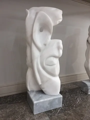 "İsimsiz" eseri DEMET KAYA tarafından 2021 yılında 83x30x25 cm ölçülerinde Mermer tekniği ile yapılmıştır.