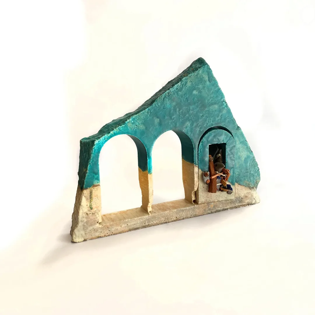 yakınlaştır "Ben gelemem - Mavi Kuş Serisi" eseri ELİF AYDOĞDU AĞATEKİN tarafından 2021 yılında 26x35x10 cm ölçülerinde Su jeti ile kesilmiş parçalar, farklı bünyelerdeki atık ve hazırlanmış seramiklerle asamblaj tekniği ile yapılmıştır.