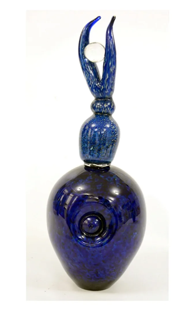 yakınlaştır "Çalgı Çengi" eseri EMİR ÖZKAYA tarafından 2017 yılında 32x25x63 cm ölçülerinde Sıcak cam üfleme, serbest şekillendirme tekniği ile yapılmıştır.