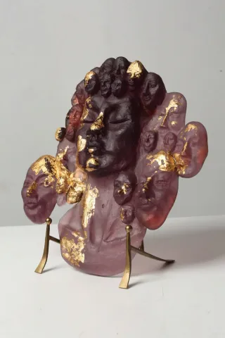 "Kahlo ll" eseri HALE FERİHA HENDEKCİGİL tarafından 2021 yılında 34x26x10 cm ölçülerinde Cam Döküm tekniği ile yapılmıştır.