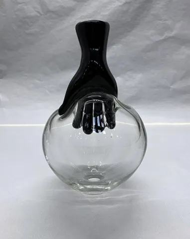 "İnflatable" eseri UFUK AKBEY tarafından 2021 yılında 34x20x20 cm ölçülerinde Sıcak cam serbest şekillendirme tekniği ile yapılmıştır.