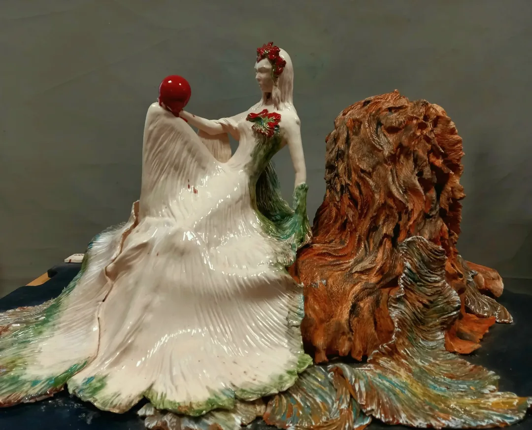 yakınlaştır "Doğa Tanrıçası Kybele ve Aslan" eseri ORÇUN İLTER tarafından 2021 yılında 80x120x60 cm ölçülerinde Seramik elle şekillendirme 1200°C tekniği ile yapılmıştır.