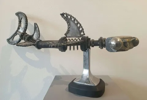 "Çekiç balığı" eseri SERKAN ERKOÇ tarafından 2020 yılında 42x74x20 cm ölçülerinde Ahşap, metal tekniği ile yapılmıştır.