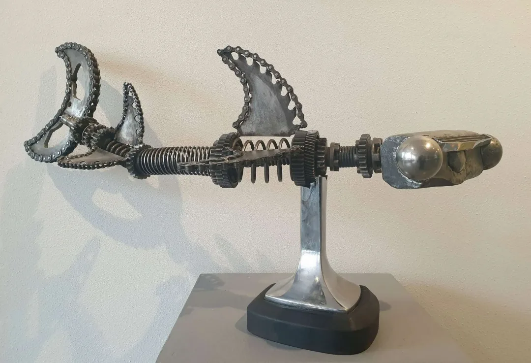 yakınlaştır "Çekiç balığı" eseri SERKAN ERKOÇ tarafından 2020 yılında 42x74x20 cm ölçülerinde Ahşap, metal tekniği ile yapılmıştır.