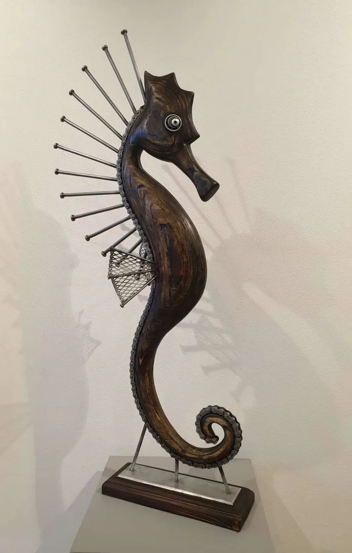 yakınlaştır "Deniz atı" eseri SERKAN ERKOÇ tarafından 2020 yılında 94x36x10 cm ölçülerinde Ahşap, metal tekniği ile yapılmıştır.