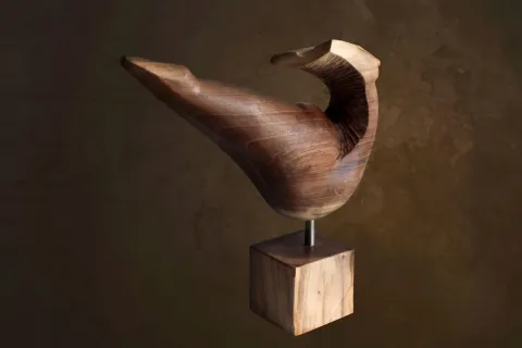 "İsimsiz" eseri AZİMET KARAMAN tarafından 33x51x19 cm ölçülerinde Ağaç yontu tekniği ile yapılmıştır.