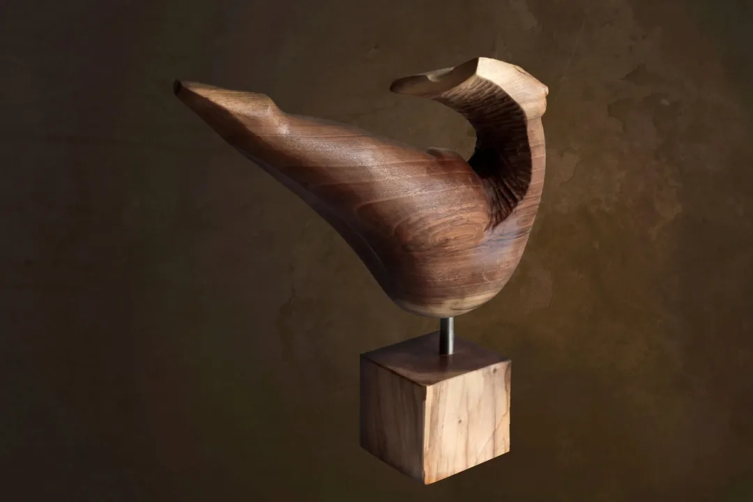 "İsimsiz" eseri AZİMET KARAMAN tarafından 33x51x19 cm ölçülerinde Ağaç yontu tekniği ile yapılmıştır.