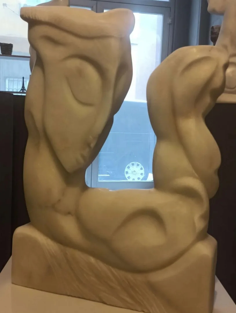 "Şahmeran" eseri DEMET KAYA tarafından 2022 yılında 68x49x15 cm ölçülerinde Afyon Mermeri tekniği ile yapılmıştır.