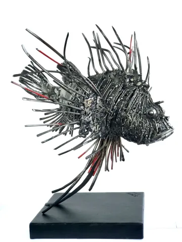 "Denizlerin Kralı" eseri SERKAN SUPHİ ERTUĞRUL tarafından 2022 yılında 42x50x15 cm ölçülerinde Demir Metal tekniği ile yapılmıştır.