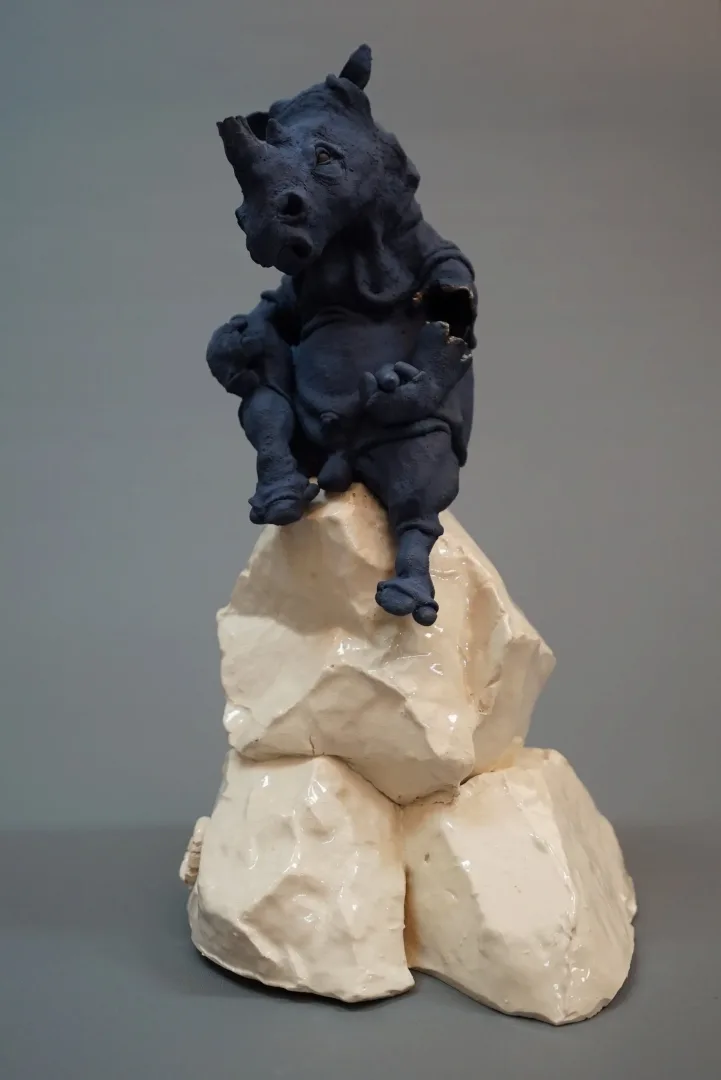 BUĞRA ÖZER — “Kayıp”, 2022 "Kayıp" eseri BUĞRA ÖZER tarafından 2022 yılında 40x22x20 cm ölçülerinde Stoneware kil, Serbest elle şekillendirme ve dekor 1080 °C tekniği ile yapılmıştır.