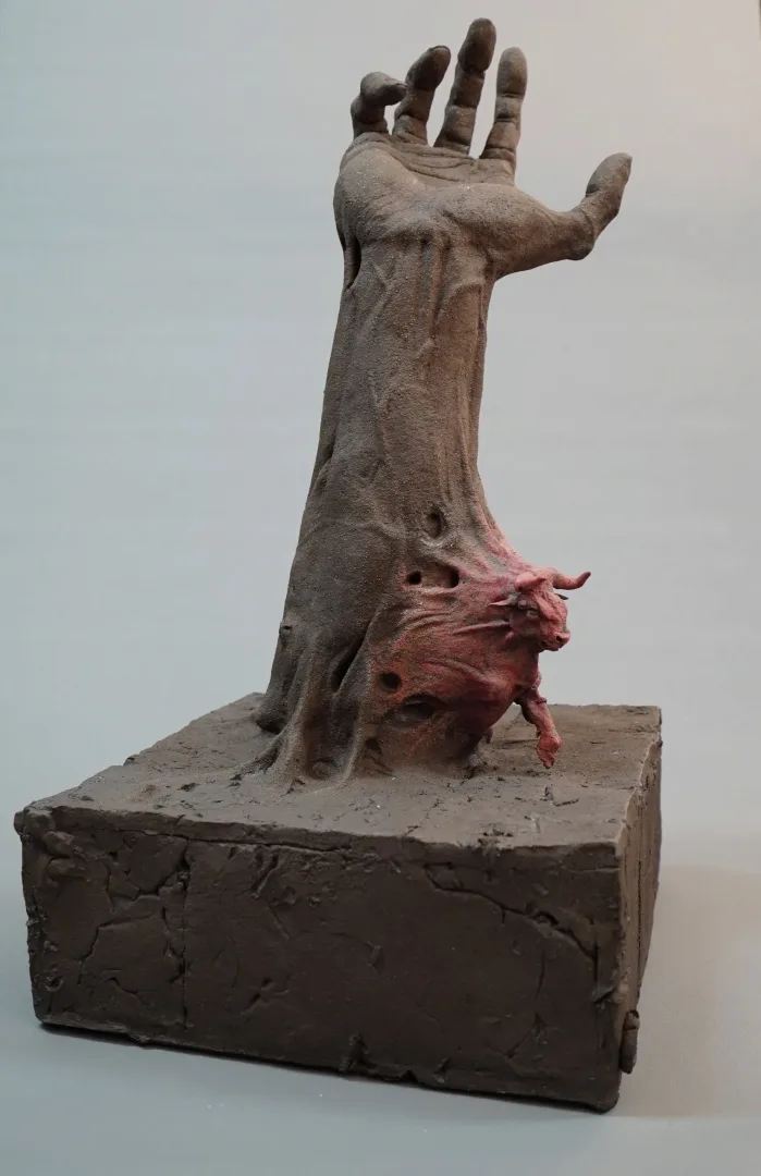 yakınlaştır "Kıyamet II" eseri BUĞRA ÖZER tarafından 2022 yılında 66x35x53 cm ölçülerinde Stoneware kil, Serbest elle şekillendirme ve dekor 1240 °C tekniği ile yapılmıştır.