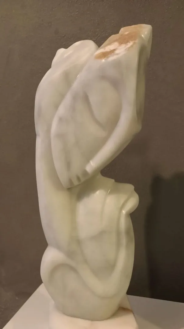 yakınlaştır "Naz" eseri DEMET KAYA tarafından 2022 yılında 81x19x22 cm ölçülerinde Afyon Mermeri tekniği ile yapılmıştır.
