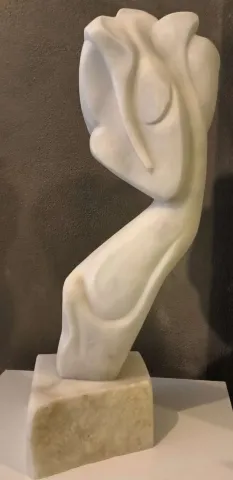 "Masal" eseri DEMET KAYA tarafından 2022 yılında 84x24x23 cm ölçülerinde Afyon Mermeri tekniği ile yapılmıştır.