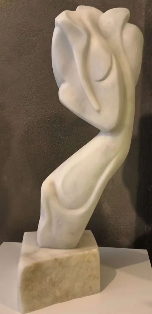 yakınlaştır "Masal" eseri DEMET KAYA tarafından 2022 yılında 84x24x23 cm ölçülerinde Afyon Mermeri tekniği ile yapılmıştır.