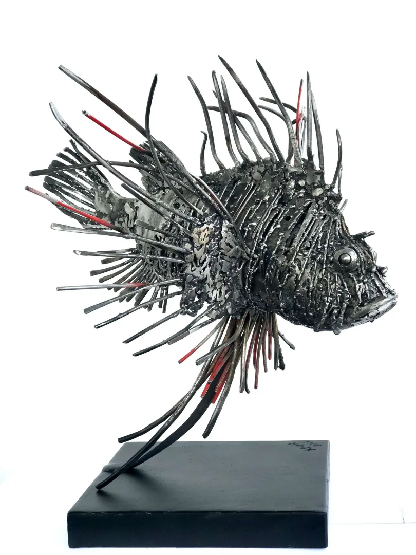 yakınlaştır "Denizlerin Kralı" eseri SERKAN SUPHİ ERTUĞRUL tarafından 2022 yılında 42x50x15 cm ölçülerinde Demir Metal tekniği ile yapılmıştır.