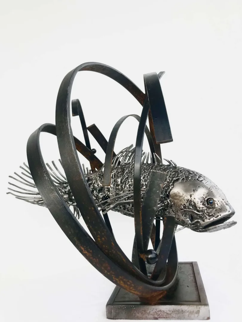 yakınlaştır "Gezinti" eseri SERKAN SUPHİ ERTUĞRUL tarafından 2022 yılında 55x50x18 cm ölçülerinde Demir Metal tekniği ile yapılmıştır.