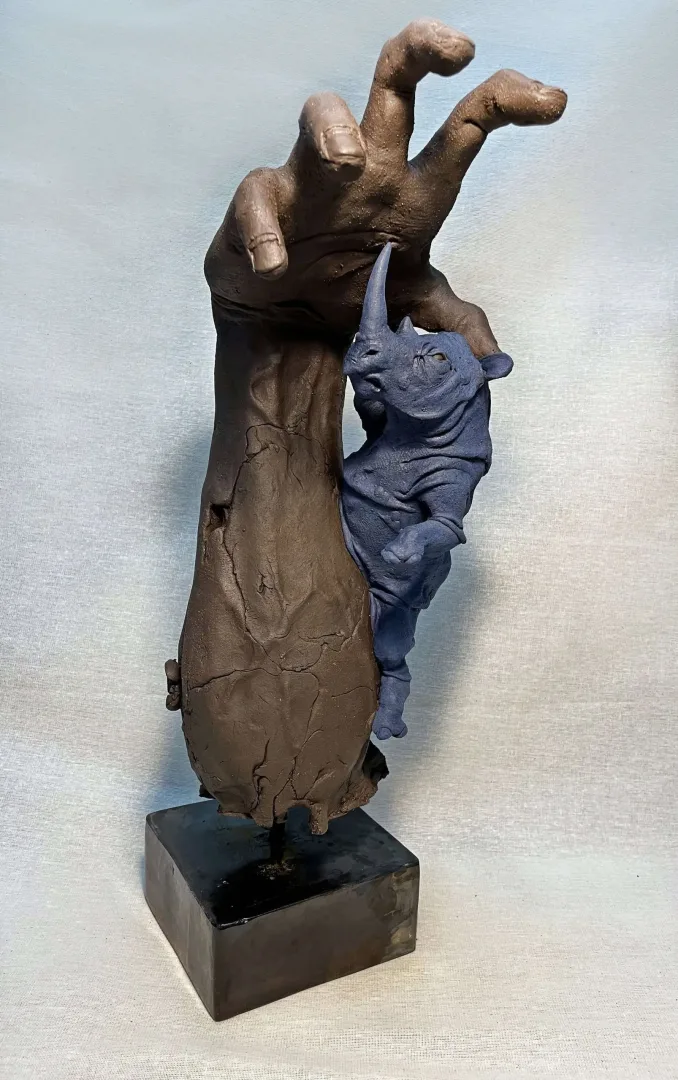 yakınlaştır "Mavi Gergedan" eseri BUĞRA ÖZER tarafından 2022 yılında 47x17x20 cm ölçülerinde Stoneware Kil, serbest elle şekillendirme, 1150°C tekniği ile yapılmıştır.