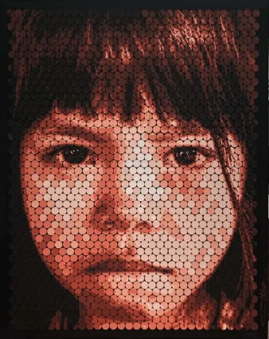 HÜLYA KANDEMİR KANBER — “İsimsiz”, 2022 "İsimsiz" eseri HÜLYA KANDEMİR KANBER tarafından 2022 yılında 74x59 cm ölçülerinde 1.504 parça (1 kuruş) karışık teknik tekniği ile yapılmıştır.
