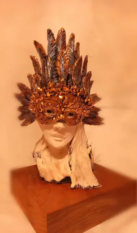 "Gizem" eseri ORÇUN İLTER tarafından 2022 yılında 43x23x23 cm ölçülerinde Seramik 1100 °C tekniği ile yapılmıştır.