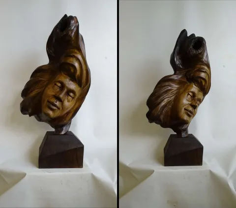 "İsimsiz" eseri AZİMET KARAMAN tarafından 2022 yılında 74x38x22 cm ölçülerinde Ceviz yontu tekniği ile yapılmıştır.