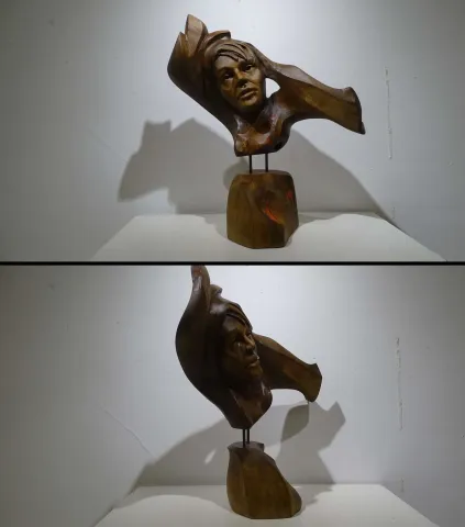 "İsimsiz" eseri AZİMET KARAMAN tarafından 2022 yılında 77x66x27 cm ölçülerinde Ceviz yontu tekniği ile yapılmıştır.