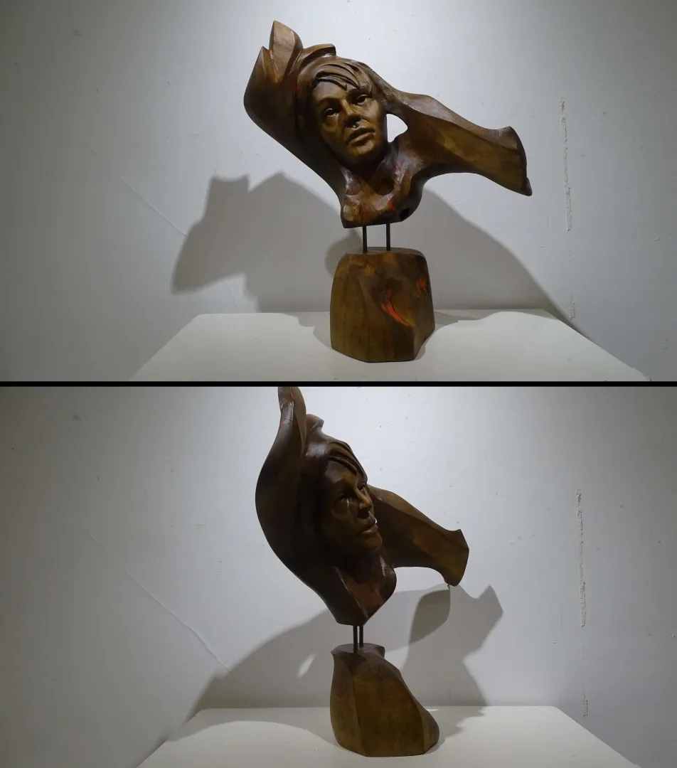 AZİMET KARAMAN — “İsimsiz”, 2022 "İsimsiz" eseri AZİMET KARAMAN tarafından 2022 yılında 77x66x27 cm ölçülerinde Ceviz yontu tekniği ile yapılmıştır.