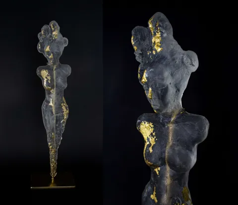 "Gold Woman" eseri HALE FERİHA HENDEKCİGİL tarafından 2022 yılında 22x9 cm ölçülerinde 55x15x10 tekniği ile yapılmıştır.