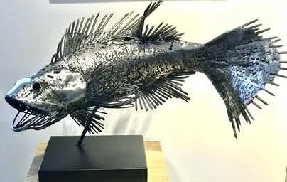 yakınlaştır "Denizlerin Kralı" eseri SERKAN SUPHİ ERTUĞRUL tarafından 2022 yılında 65x40x20 cm ölçülerinde Demir Metal tekniği ile yapılmıştır.