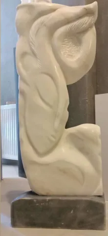"İsimsiz" eseri DEMET KAYA tarafından 2021 yılında 92x39x9 cm ölçülerinde Afyon Mermeri tekniği ile yapılmıştır.